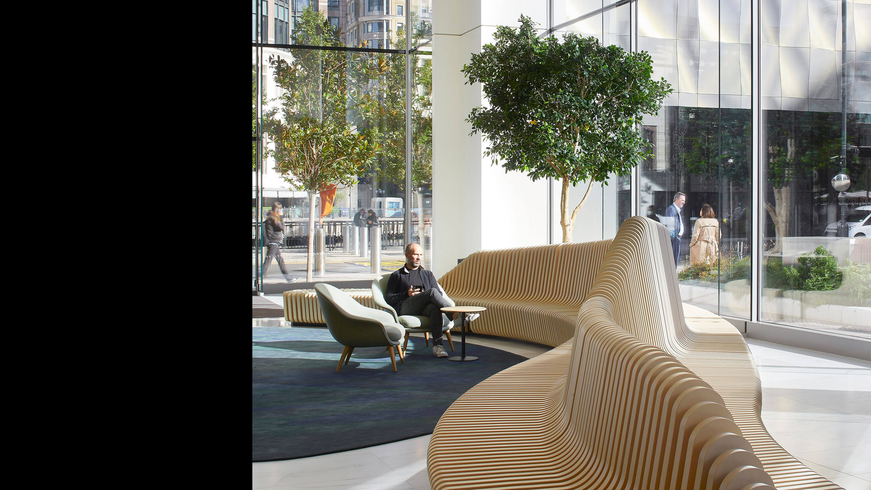 The EBRD’s lobby is brilliantly daylit and features a custom designed seating area whose sinuous shape is reminiscent of the River Thames. Patterns from nature and references to geography are seen throughout the headquarters’ 13 floors, which are also home to nearly 3,000 plants and trees.