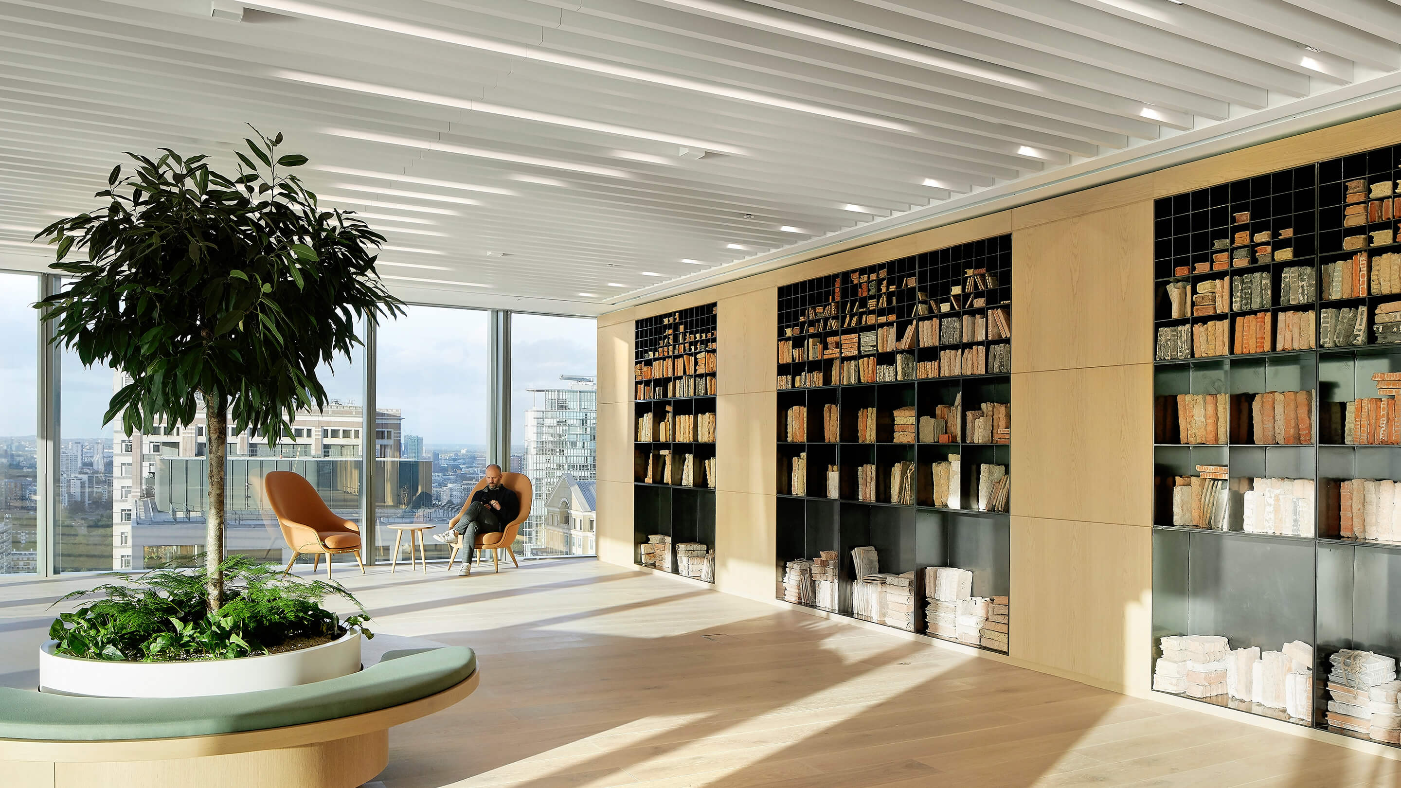 An art installation on level 14 resembles a bookcase. Upon closer inspection, it is a sculpture made of salvaged bricks. Brought over from the EBRD’s former office, the artwork, created by Isidoor Goddeeris in 1993, is a symbolic representation of knowledge.