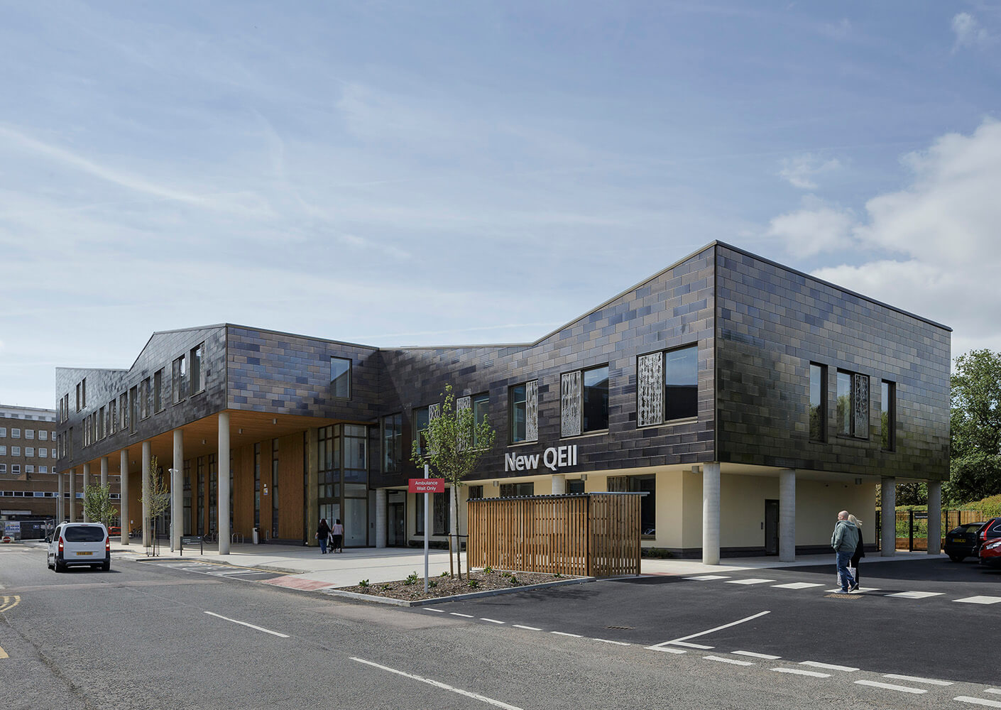 Modern hospital building exterior under clear sky.